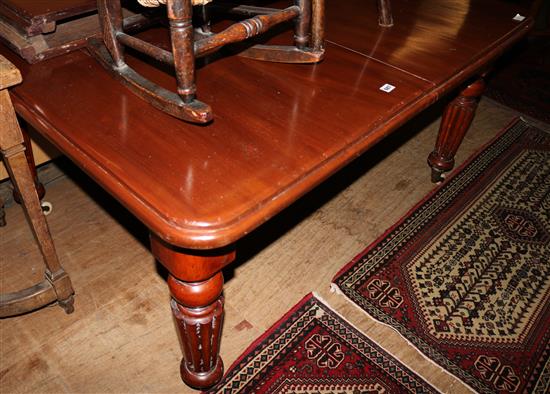 Victorian mahogany extending dining table (2 leaves)